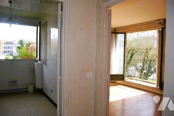 VAUCRESSON CENTRE - Appt deux pièces, 2ème étage, balcon, séjour, chambre, cave, parking