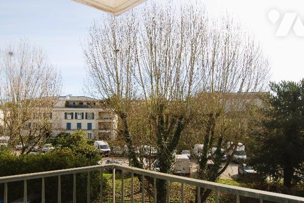 VAUCRESSON CENTRE - Appt deux pièces, 2ème étage, balcon, séjour, chambre, cave, parking