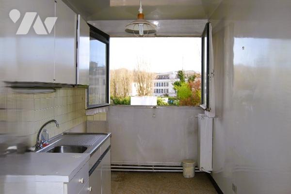 VAUCRESSON CENTRE - Appt deux pièces, 2ème étage, balcon, séjour, chambre, cave, parking