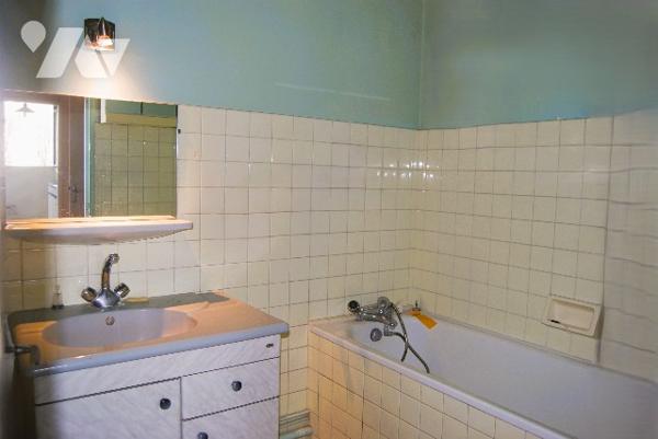 VAUCRESSON CENTRE - Appt deux pièces, 2ème étage, balcon, séjour, chambre, cave, parking