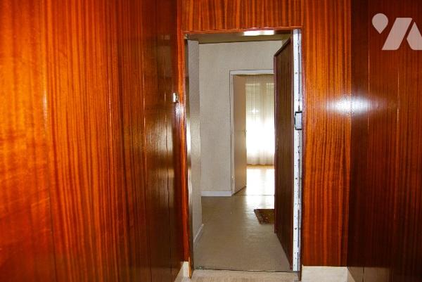 VAUCRESSON CENTRE - Appt deux pièces, 2ème étage, balcon, séjour, chambre, cave, parking