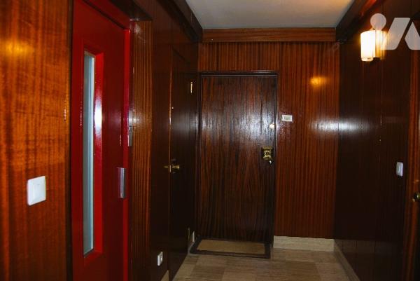 VAUCRESSON CENTRE - Appt deux pièces, 2ème étage, balcon, séjour, chambre, cave, parking