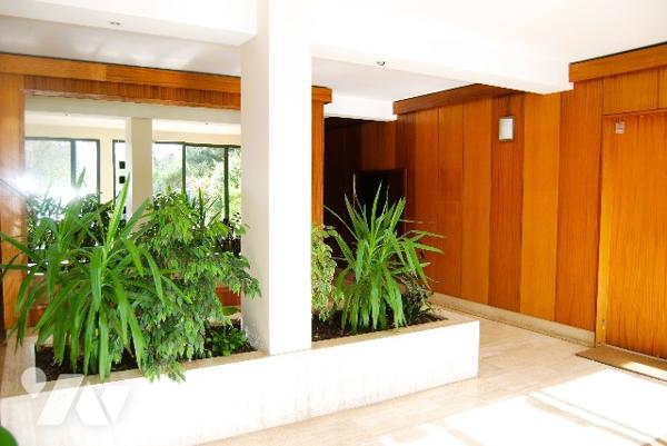 VAUCRESSON CENTRE - Appt deux pièces, 2ème étage, balcon, séjour, chambre, cave, parking