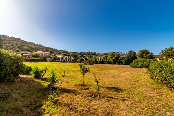 Villa de plain-pied au calme, proche de la plage avec vue mer.
