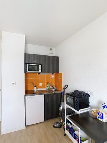 A vendre Angers plateau des capucins, chu, appartement studio avec coin chambre et place de parking privative couverte en sous-sol situé dans une résidence étudiante , vendu avec locataire en place sur un bail commercial.