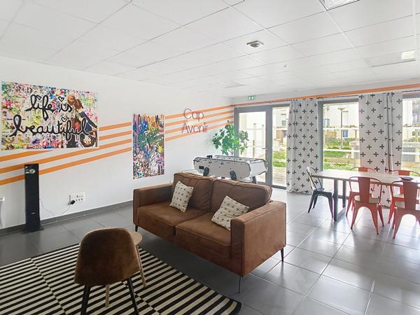 A vendre Angers plateau des capucins, chu, appartement studio avec coin chambre et place de parking privative couverte en sous-sol situé dans une résidence étudiante , vendu avec locataire en place sur un bail commercial.