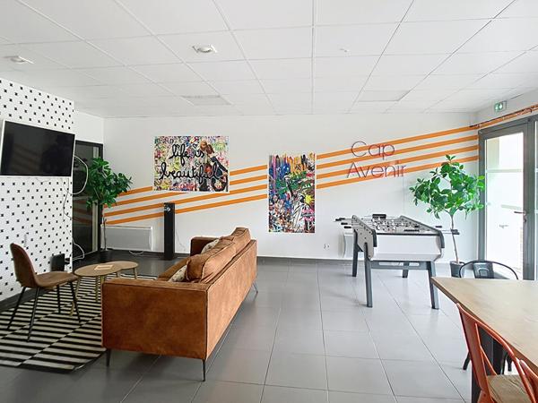 A vendre Angers plateau des capucins, chu, appartement studio avec coin chambre et place de parking privative couverte en sous-sol situé dans une résidence étudiante , vendu avec locataire en place sur un bail commercial.