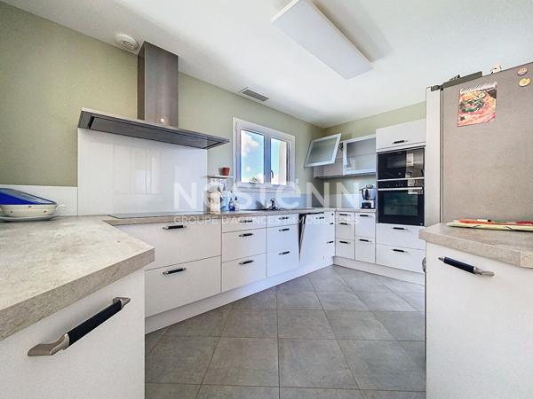 MAISON 2020 BRETENOUX PLAIN PIED AVEC PISCINE CHAUFFEE A VENDRE - 2 CHAMBRES - CUISINE AMENAGEE ET EQUIPEE - GARAGE - VASTE SEJOUR - 1 SALLE D'EAU AVEC WC + WC INDEPENDANT - DEPENDANCE EXTERIEURE