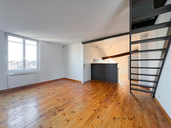 A vendre Angers hyper centre. Appartement type 3 en duplex dans petite copropriété ancienne des années 1900. 74m2 au sol. DPE évolutif en E au 1/01/2026. Dernier étage. Idéal investissement ou 1er achat.