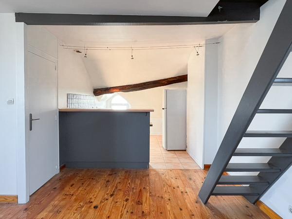 A vendre Angers hyper centre. Appartement type 3 en duplex dans petite copropriété ancienne des années 1900. 74m2 au sol. DPE évolutif en E au 1/01/2026. Dernier étage. Idéal investissement ou 1er achat.