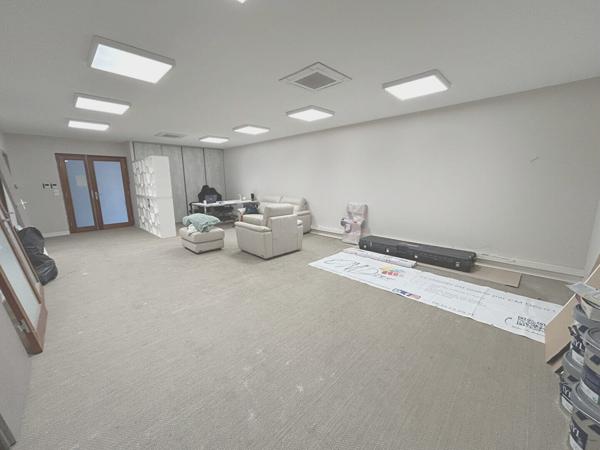 A LOUER VASTE LOCAL D'ACTIVITÉ  1028,85m2