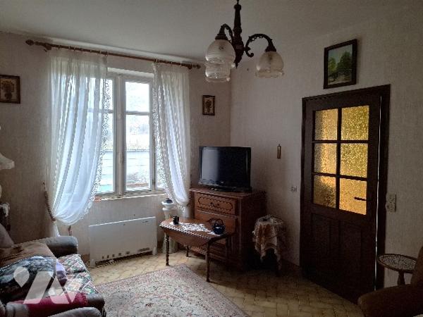 MAISON DE BOURG avec garage et jardin