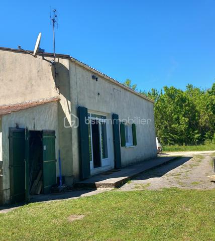 Situé sur un terrain agricole, en pleine nature entre piste cyclable et vignes, au calme sans vis à vis, à 5' de Saint-Pierre et de la Cotinière, ce bien correspondra aux amoureux de la nature cherchant à acquérir une maison à rénover tout en pouvant y vivre, en toute autonomie.
Ancien hangar aménagé en maison individuelle, les rénovations à réaliser portent sur une partie de la maçonnerie extérieure, les volets, une rénovation intérieure murs (papiers peints), et plafond cuisine.

Elle est composée comme suit :
-Une grande cuisine ouverte sur séjour et salon avec un beau volume.
-2 chambres spatieuses
-1 salle de bain avec douche et baignoire d'angle
-Toilette séparée
-Totalement autonome en eau, alimentée avec un puit équipé d'une station de filtration (installée 10/2022) avec révision annuelle.
-Assainissement individuel

PRIX HAI 198000€, honoraires charge vendeur.

Le bien est situé en zone soumise à une obligation  légale de débroussaillement.
Les informations sur les risques auxquels ce bien est exposé sont disponibles sur le site Géorisques :
www.georisques.gouv.fr