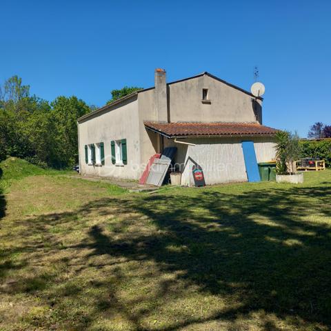 Situé sur un terrain agricole, en pleine nature entre piste cyclable et vignes, au calme sans vis à vis, à 5' de Saint-Pierre et de la Cotinière, ce bien correspondra aux amoureux de la nature cherchant à acquérir une maison à rénover tout en pouvant y vivre, en toute autonomie.
Ancien hangar aménagé en maison individuelle, les rénovations à réaliser portent sur une partie de la maçonnerie extérieure, les volets, une rénovation intérieure murs (papiers peints), et plafond cuisine.

Elle est composée comme suit :
-Une grande cuisine ouverte sur séjour et salon avec un beau volume.
-2 chambres spatieuses
-1 salle de bain avec douche et baignoire d'angle
-Toilette séparée
-Totalement autonome en eau, alimentée avec un puit équipé d'une station de filtration (installée 10/2022) avec révision annuelle.
-Assainissement individuel

PRIX HAI 198000€, honoraires charge vendeur.

Le bien est situé en zone soumise à une obligation  légale de débroussaillement.
Les informations sur les risques auxquels ce bien est exposé sont disponibles sur le site Géorisques :
www.georisques.gouv.fr