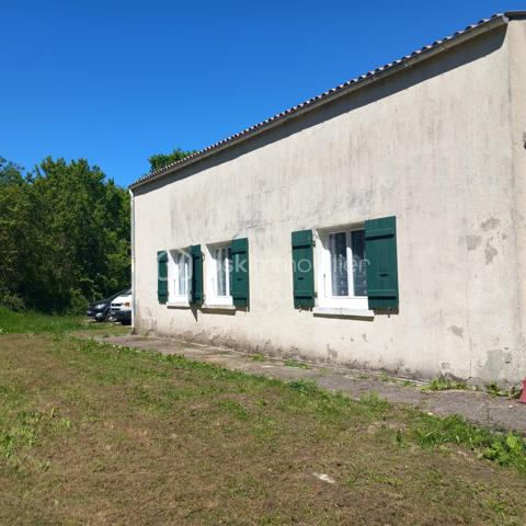 Situé sur un terrain agricole, en pleine nature entre piste cyclable et vignes, au calme sans vis à vis, à 5' de Saint-Pierre et de la Cotinière, ce bien correspondra aux amoureux de la nature cherchant à acquérir une maison à rénover tout en pouvant y vivre, en toute autonomie.
Ancien hangar aménagé en maison individuelle, les rénovations à réaliser portent sur une partie de la maçonnerie extérieure, les volets, une rénovation intérieure murs (papiers peints), et plafond cuisine.

Elle est composée comme suit :
-Une grande cuisine ouverte sur séjour et salon avec un beau volume.
-2 chambres spatieuses
-1 salle de bain avec douche et baignoire d'angle
-Toilette séparée
-Totalement autonome en eau, alimentée avec un puit équipé d'une station de filtration (installée 10/2022) avec révision annuelle.
-Assainissement individuel

PRIX HAI 198000€, honoraires charge vendeur.

Le bien est situé en zone soumise à une obligation  légale de débroussaillement.
Les informations sur les risques auxquels ce bien est exposé sont disponibles sur le site Géorisques :
www.georisques.gouv.fr