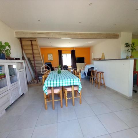 Situé sur un terrain agricole, en pleine nature entre piste cyclable et vignes, au calme sans vis à vis, à 5' de Saint-Pierre et de la Cotinière, ce bien correspondra aux amoureux de la nature cherchant à acquérir une maison à rénover tout en pouvant y vivre, en toute autonomie.
Ancien hangar aménagé en maison individuelle, les rénovations à réaliser portent sur une partie de la maçonnerie extérieure, les volets, une rénovation intérieure murs (papiers peints), et plafond cuisine.

Elle est composée comme suit :
-Une grande cuisine ouverte sur séjour et salon avec un beau volume.
-2 chambres spatieuses
-1 salle de bain avec douche et baignoire d'angle
-Toilette séparée
-Totalement autonome en eau, alimentée avec un puit équipé d'une station de filtration (installée 10/2022) avec révision annuelle.
-Assainissement individuel

PRIX HAI 198000€, honoraires charge vendeur.

Le bien est situé en zone soumise à une obligation  légale de débroussaillement.
Les informations sur les risques auxquels ce bien est exposé sont disponibles sur le site Géorisques :
www.georisques.gouv.fr