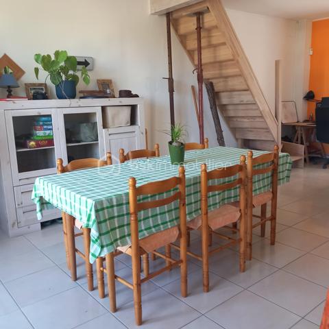 Situé sur un terrain agricole, en pleine nature entre piste cyclable et vignes, au calme sans vis à vis, à 5' de Saint-Pierre et de la Cotinière, ce bien correspondra aux amoureux de la nature cherchant à acquérir une maison à rénover tout en pouvant y vivre, en toute autonomie.
Ancien hangar aménagé en maison individuelle, les rénovations à réaliser portent sur une partie de la maçonnerie extérieure, les volets, une rénovation intérieure murs (papiers peints), et plafond cuisine.

Elle est composée comme suit :
-Une grande cuisine ouverte sur séjour et salon avec un beau volume.
-2 chambres spatieuses
-1 salle de bain avec douche et baignoire d'angle
-Toilette séparée
-Totalement autonome en eau, alimentée avec un puit équipé d'une station de filtration (installée 10/2022) avec révision annuelle.
-Assainissement individuel

PRIX HAI 198000€, honoraires charge vendeur.

Le bien est situé en zone soumise à une obligation  légale de débroussaillement.
Les informations sur les risques auxquels ce bien est exposé sont disponibles sur le site Géorisques :
www.georisques.gouv.fr