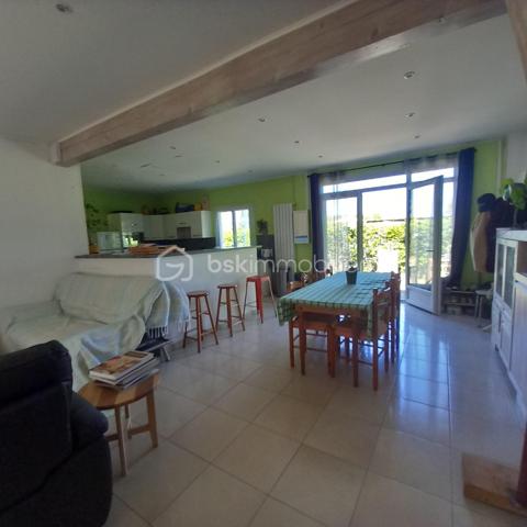 Situé sur un terrain agricole, en pleine nature entre piste cyclable et vignes, au calme sans vis à vis, à 5' de Saint-Pierre et de la Cotinière, ce bien correspondra aux amoureux de la nature cherchant à acquérir une maison à rénover tout en pouvant y vivre, en toute autonomie.
Ancien hangar aménagé en maison individuelle, les rénovations à réaliser portent sur une partie de la maçonnerie extérieure, les volets, une rénovation intérieure murs (papiers peints), et plafond cuisine.

Elle est composée comme suit :
-Une grande cuisine ouverte sur séjour et salon avec un beau volume.
-2 chambres spatieuses
-1 salle de bain avec douche et baignoire d'angle
-Toilette séparée
-Totalement autonome en eau, alimentée avec un puit équipé d'une station de filtration (installée 10/2022) avec révision annuelle.
-Assainissement individuel

PRIX HAI 198000€, honoraires charge vendeur.

Le bien est situé en zone soumise à une obligation  légale de débroussaillement.
Les informations sur les risques auxquels ce bien est exposé sont disponibles sur le site Géorisques :
www.georisques.gouv.fr