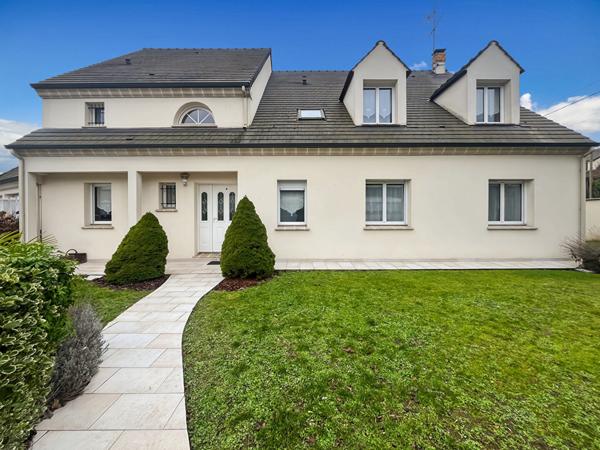 Maison d'exception 8 pièces à Longpont-sur-Orge -Piscine chauffée et volumes remarquables