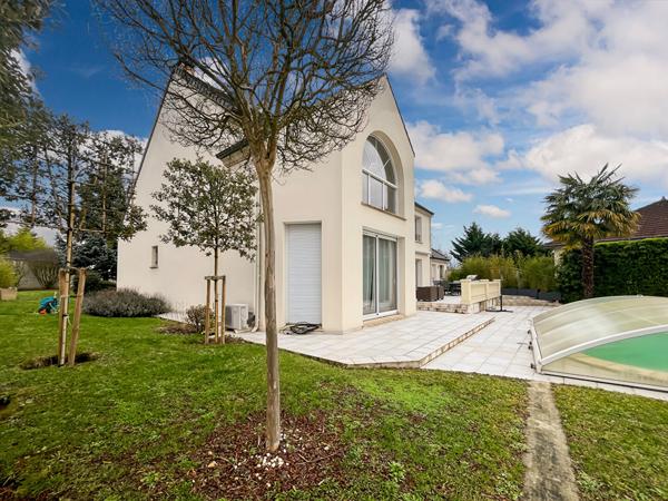 Maison d'exception 8 pièces à Longpont-sur-Orge -Piscine chauffée et volumes remarquables