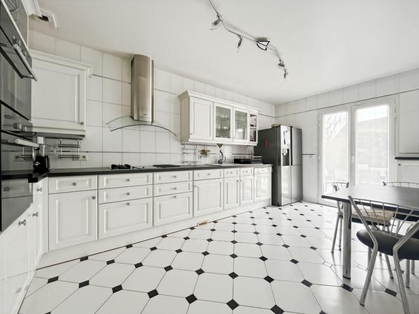 Maison d'exception 8 pièces à Longpont-sur-Orge -Piscine chauffée et volumes remarquables