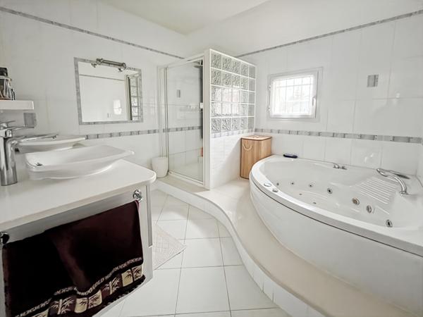 Maison d'exception 8 pièces à Longpont-sur-Orge -Piscine chauffée et volumes remarquables