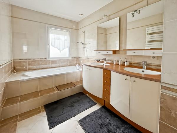 Maison d'exception 8 pièces à Longpont-sur-Orge -Piscine chauffée et volumes remarquables