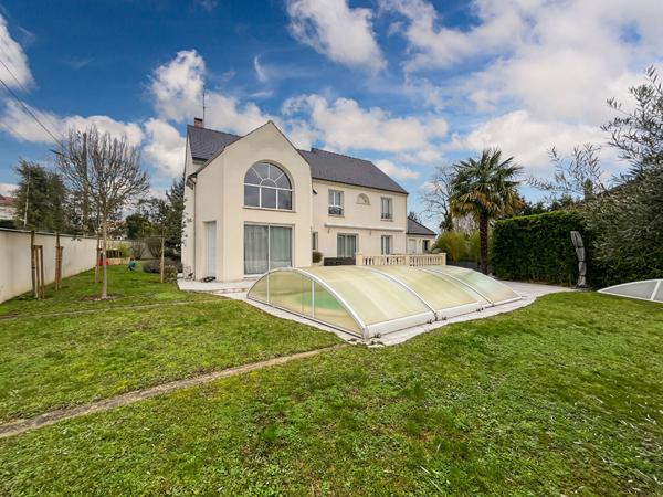 Maison d'exception 8 pièces à Longpont-sur-Orge -Piscine chauffée et volumes remarquables
