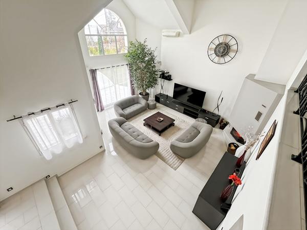 Maison d'exception 8 pièces à Longpont-sur-Orge -Piscine chauffée et volumes remarquables