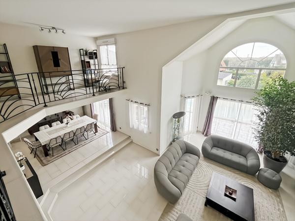 Maison d'exception 8 pièces à Longpont-sur-Orge -Piscine chauffée et volumes remarquables