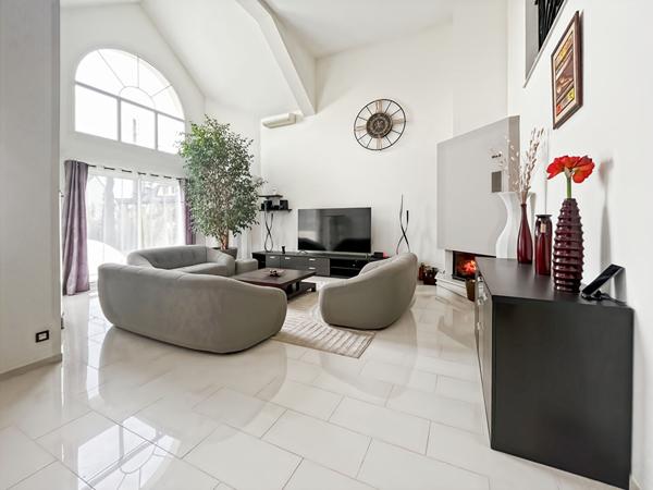 Maison d'exception 8 pièces à Longpont-sur-Orge -Piscine chauffée et volumes remarquables