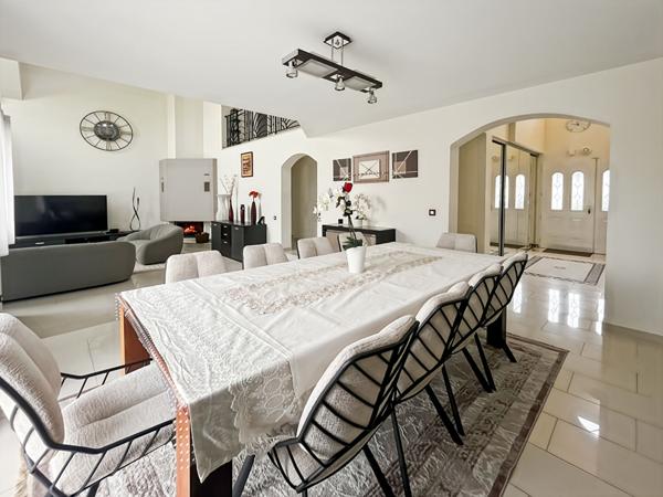 Maison d'exception 8 pièces à Longpont-sur-Orge -Piscine chauffée et volumes remarquables