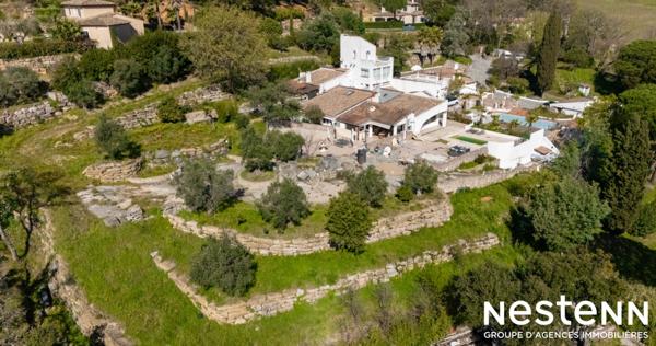 Propriété d'exception à Grimaud ? 600 m² de potentiel avec 3 piscines et plus de 7000 m² de terrain