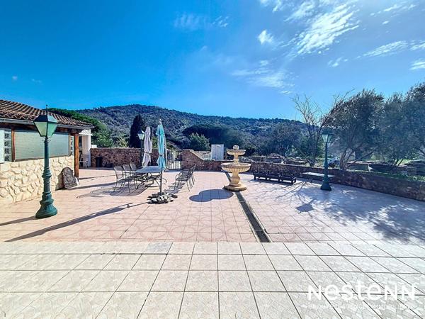 Propriété d'exception à Grimaud ? 600 m² de potentiel avec 3 piscines et plus de 7000 m² de terrain