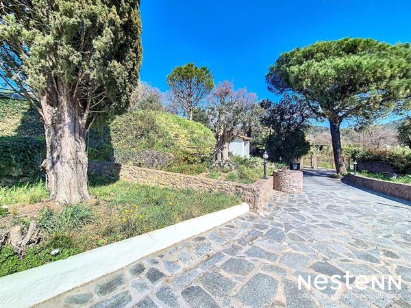 Propriété d'exception à Grimaud ? 600 m² de potentiel avec 3 piscines et plus de 7000 m² de terrain