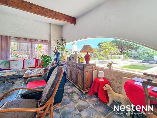 Propriété d'exception à Grimaud ? 600 m² de potentiel avec 3 piscines et plus de 7000 m² de terrain