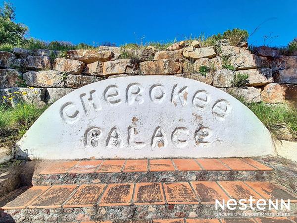 Propriété d'exception à Grimaud ? 600 m² de potentiel avec 3 piscines et plus de 7000 m² de terrain