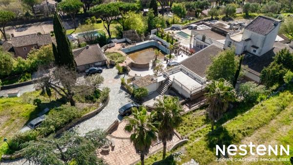 Propriété d'exception à Grimaud ? 600 m² de potentiel avec 3 piscines et plus de 7000 m² de terrain