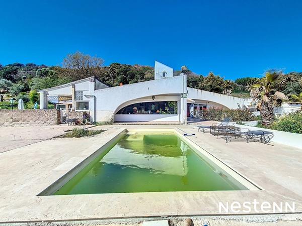 Propriété d'exception à Grimaud ? 600 m² de potentiel avec 3 piscines et plus de 7000 m² de terrain