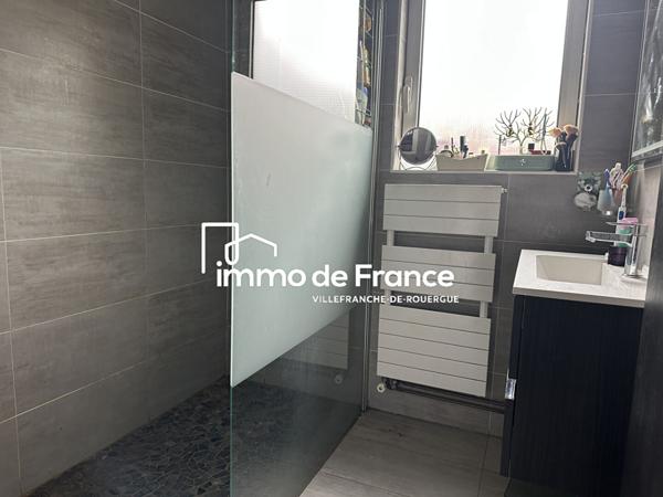 Bâtiment plain-pied modulable de 300 m² avec appartement T3 et local professionnel sur 2353 m² de terrain