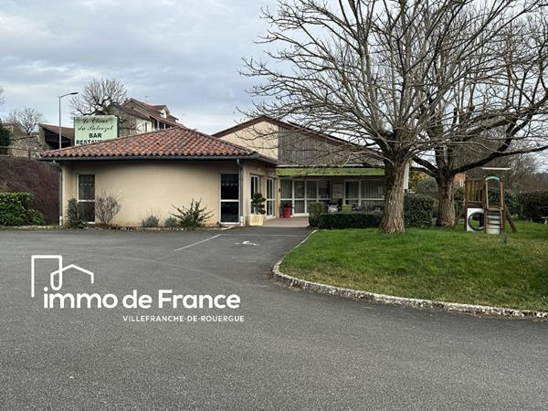 Bâtiment plain-pied modulable de 300 m² avec appartement T3 et local professionnel sur 2353 m² de terrain