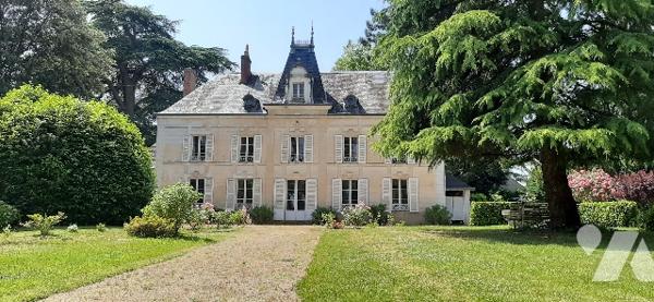 Proche des commerces, maison de caractère avec son parc autour, ses dépendances, sa piscine