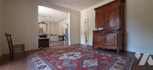 Proche des commerces, maison de caractère avec son parc autour, ses dépendances, sa piscine