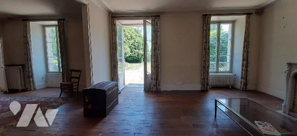 Proche des commerces, maison de caractère avec son parc autour, ses dépendances, sa piscine