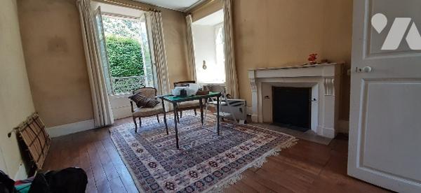 Proche des commerces, maison de caractère avec son parc autour, ses dépendances, sa piscine