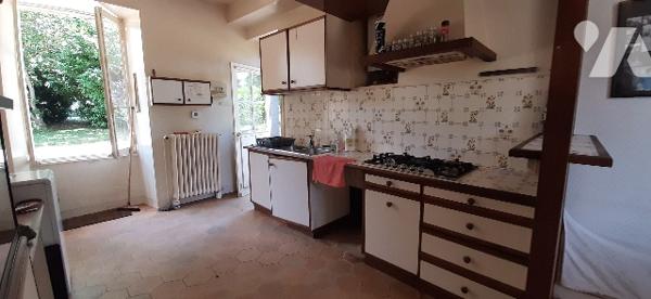 Proche des commerces, maison de caractère avec son parc autour, ses dépendances, sa piscine