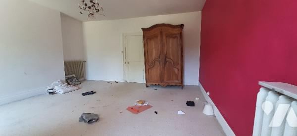 Proche des commerces, maison de caractère avec son parc autour, ses dépendances, sa piscine