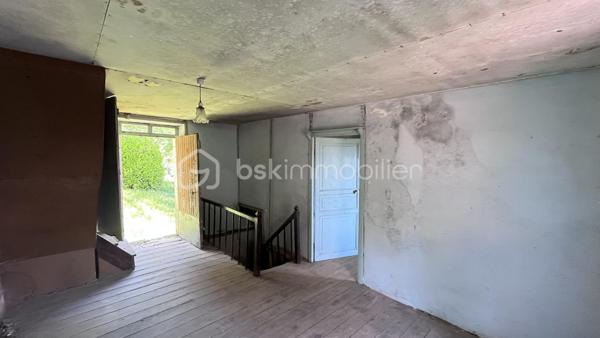 Je vous invite à environ 10 km de Salignac-Eyvigues, au coeur de la campagne, dans un minuscule hameau très tranquille. Ici, je vous offre la possibilité d'acquérir cette maison ancienne et de la transformer du sol au plafond pour lui redonner tout son charme. Construite en pierre dans les années 1880 sur un lopin de terre de 270 m², c'est 98 m² sur trois niveau à réhabiliter, ainsi que des dépendances et, le vestige du four à pain de l'époque.
Alors, ne perdez pas de temps, et enfillez votre tenue de bâtisseur pour faire de cette masure, un lieu enchanteur.