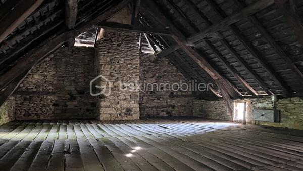 Je vous invite à environ 10 km de Salignac-Eyvigues, au coeur de la campagne, dans un minuscule hameau très tranquille. Ici, je vous offre la possibilité d'acquérir cette maison ancienne et de la transformer du sol au plafond pour lui redonner tout son charme. Construite en pierre dans les années 1880 sur un lopin de terre de 270 m², c'est 98 m² sur trois niveau à réhabiliter, ainsi que des dépendances et, le vestige du four à pain de l'époque.
Alors, ne perdez pas de temps, et enfillez votre tenue de bâtisseur pour faire de cette masure, un lieu enchanteur.