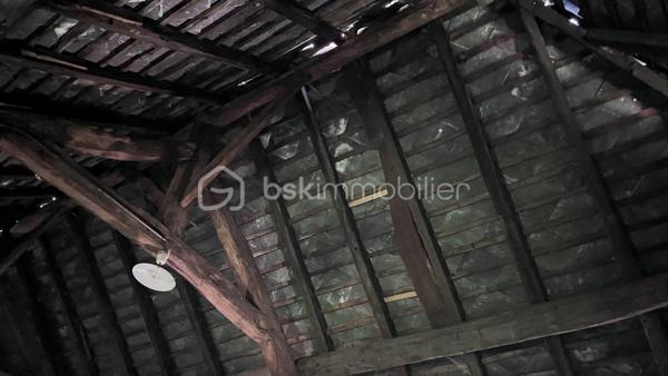Je vous invite à environ 10 km de Salignac-Eyvigues, au coeur de la campagne, dans un minuscule hameau très tranquille. Ici, je vous offre la possibilité d'acquérir cette maison ancienne et de la transformer du sol au plafond pour lui redonner tout son charme. Construite en pierre dans les années 1880 sur un lopin de terre de 270 m², c'est 98 m² sur trois niveau à réhabiliter, ainsi que des dépendances et, le vestige du four à pain de l'époque.
Alors, ne perdez pas de temps, et enfillez votre tenue de bâtisseur pour faire de cette masure, un lieu enchanteur.